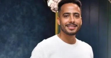 مها الصغير تظهر بالحجاب وتطلب الدعاء لابنها ياسين السقا من المستشفى